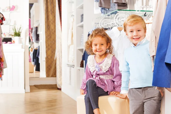 Девушка и мальчик в магазине одежды — стоковое фото