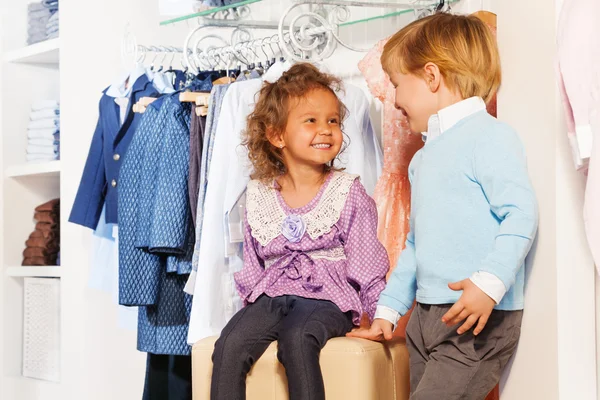 Menina e menino na loja de roupas — Fotografia de Stock