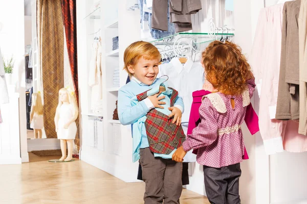 女の子と男の子の洋服店で — ストック写真