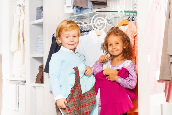 Chica y niño en tienda de ropa —  Fotos de Stock