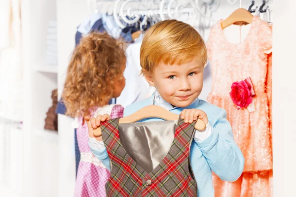 Mädchen und Junge im Kleiderladen — Stockfoto