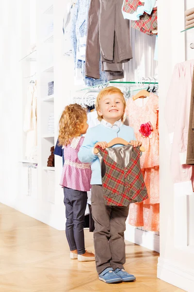 Дівчина і хлопчик в магазині одягу — стокове фото