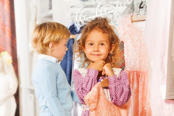 Chica y niño en tienda de ropa —  Fotos de Stock