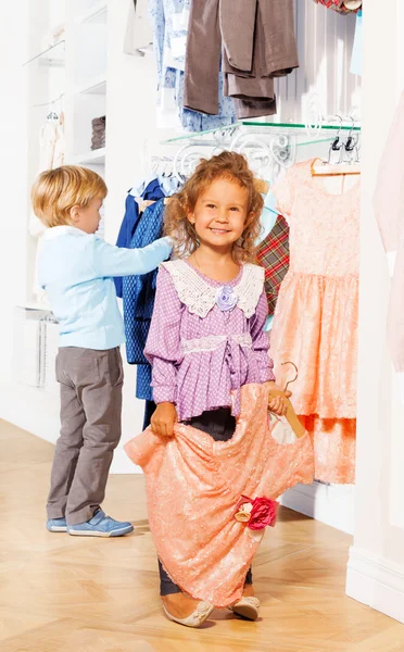 Mädchen und Junge im Kleiderladen — Stockfoto