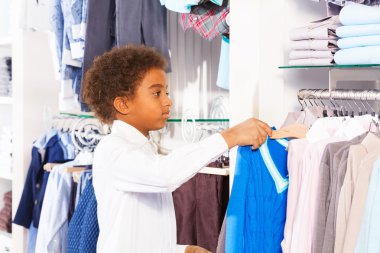 Afrikalı Çocuk Dükkanı giysiler seçmek