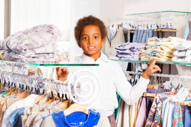 Afrikalı Çocuk Giyim satırlar arasında duruyor