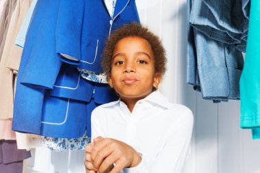 Afrikalı Çocuk giyim mağazası içinde oturur