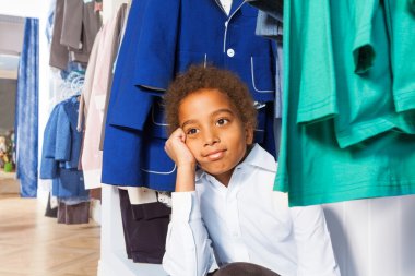 Afrikalı Çocuk giyim mağazası alışveriş sonra