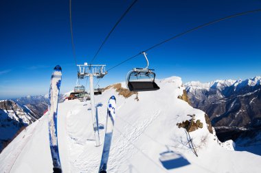 Ski lift sandalyeler üzerinde dağ tepe