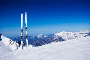 Gökyüzü tepe üzerinde kar koymak