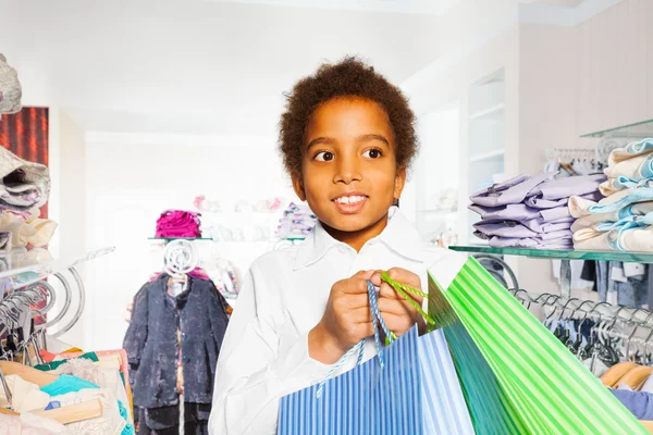 Afrikanischer Junge hält Einkaufstüten in der Hand — Stockfoto