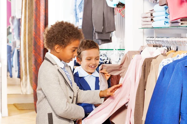 Los chicos eligen ropa en la tienda —  Fotos de Stock