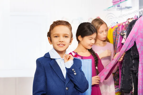 Dos niñas y un niño en la tienda — Foto de Stock