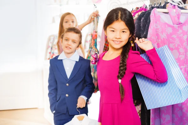 Asiatische Mädchen mit Einkaufstasche und Freunde — Stockfoto