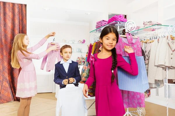 Enfants debout dans un magasin de vêtements — Photo