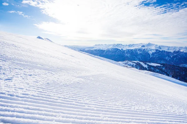 Tor narciarski zima i Caucasus wzgórza — Zdjęcie stockowe