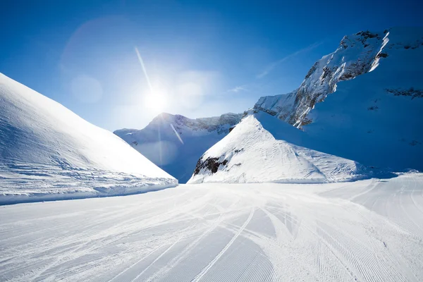 Vinter-skidspår nära Kaukasus berg — Stockfoto