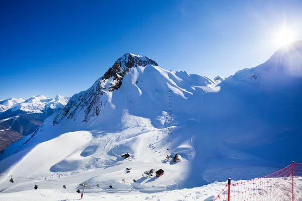 Soligt vinterlandskap av Kaukasus bergen — Stockfoto
