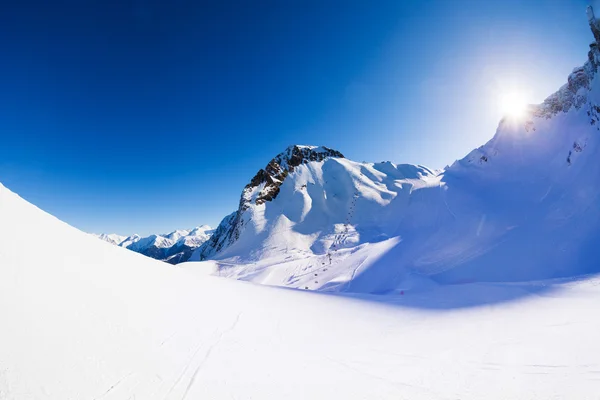 Τοπίο όμορφο χειμώνα στα βουνά του Καυκάσου — Φωτογραφία Αρχείου