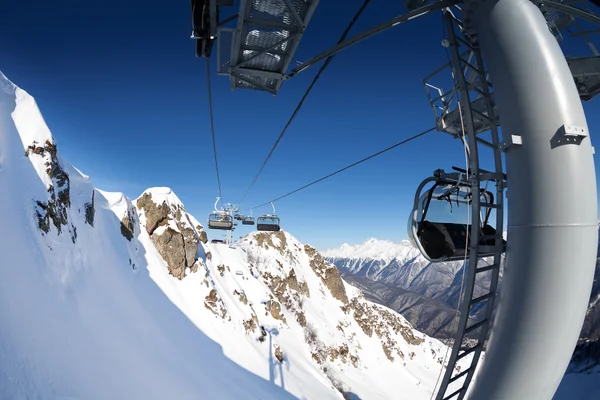 Panorama de elevação de esqui no resort de inverno sobre vale — Fotografia de Stock