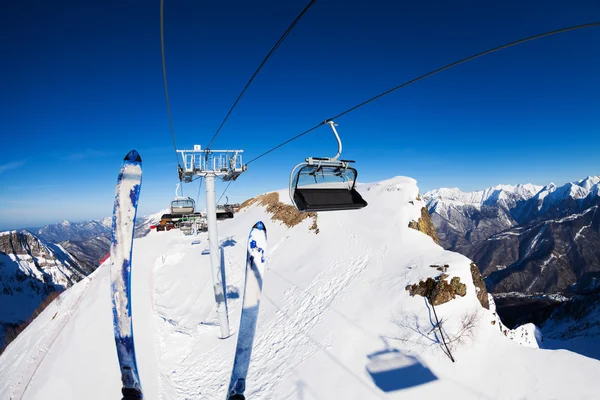 Cadeiras de elevador de esqui sobre pico de montanha — Fotografia de Stock