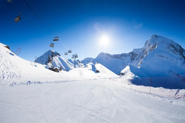 Ski-piste en stoeltjeslift kabelbaan — Stockfoto