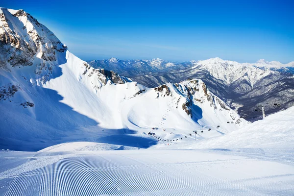 Vista de la pista de esquí en las montañas del Cáucaso —  Fotos de Stock