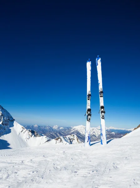 Luchten zetten in sneeuw op peak — Stockfoto