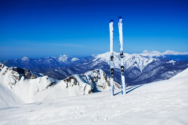 Cielos puestos en la nieve en el pico —  Fotos de Stock