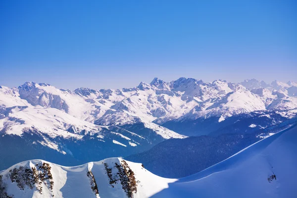 Caucasus mountains uitzicht tijdens de winter — Stockfoto