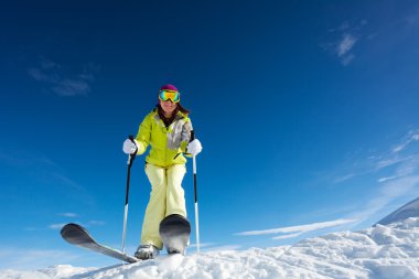 Direkleri tutarak maske kadında