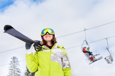 Teleferik ile maske kadında