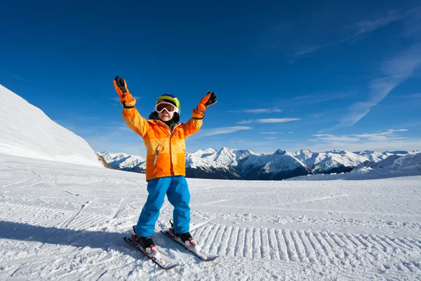 Garçon avec masque de ski sur piste de ski — Photo