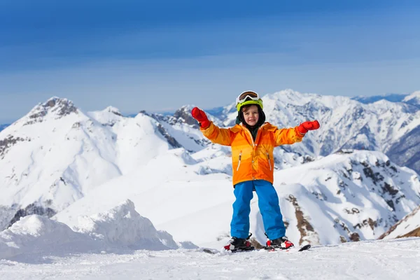 男孩在索契滑雪场上滑雪 — 图库照片