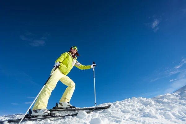 Vrouw in masker skiën — Stockfoto