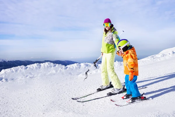 Mãe e menino aprendendo a esquiar na montanha — Fotografia de Stock