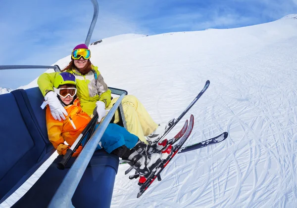 Pojke med mor lift på berg — Stockfoto