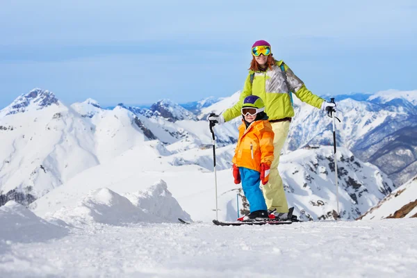 男孩与母亲在滑雪胜地 — 图库照片