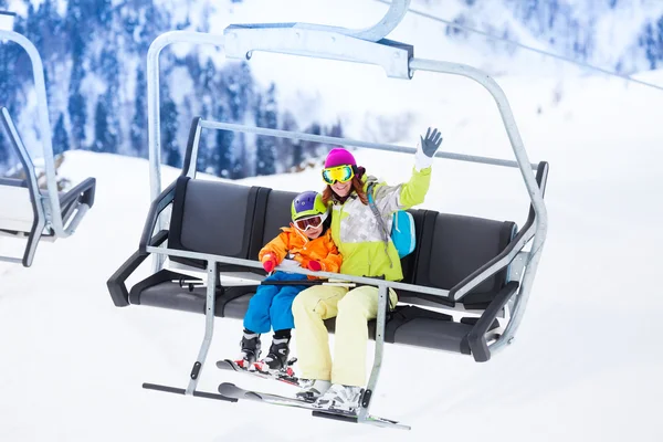 Mãe com menino levantando no elevador de esqui — Fotografia de Stock