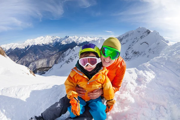 Kleiner Skifahrer und Vater sitzen auf Berg — Stockfoto