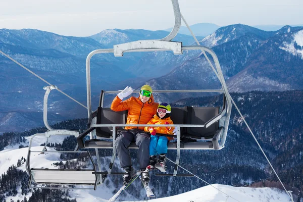 Bărbat cu lift copil pe scaun ropeway — Fotografie, imagine de stoc