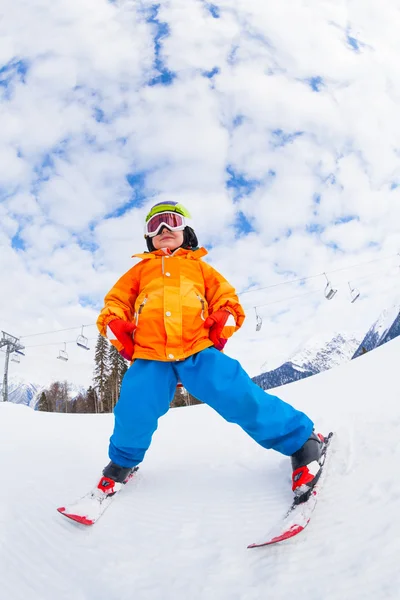 Мальчик в лыжной маске и лыжах — стоковое фото