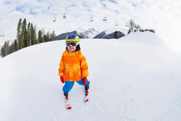 Pojken i ski mask och hjälm skidåkning — Stockfoto