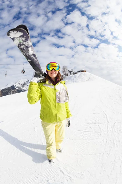 Frau fährt Bergski im Skigebiet — Stockfoto