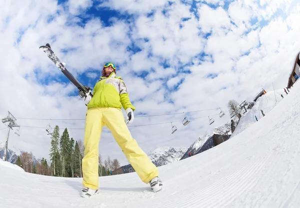 Mädchen in Maske hält Ski — Stockfoto