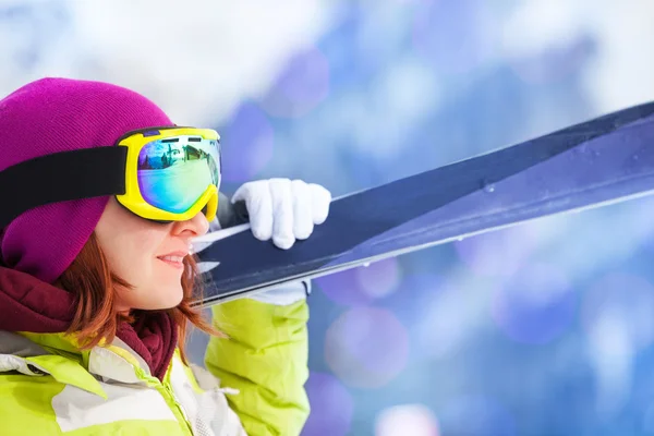 Kvinna i masken håller ski — Stockfoto