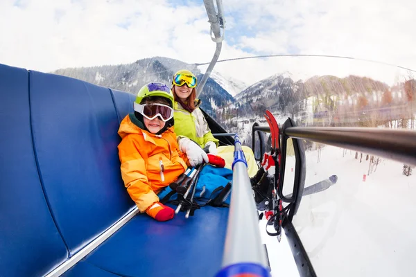 Kluk a matka na lyžařský vlek židli — Stock fotografie