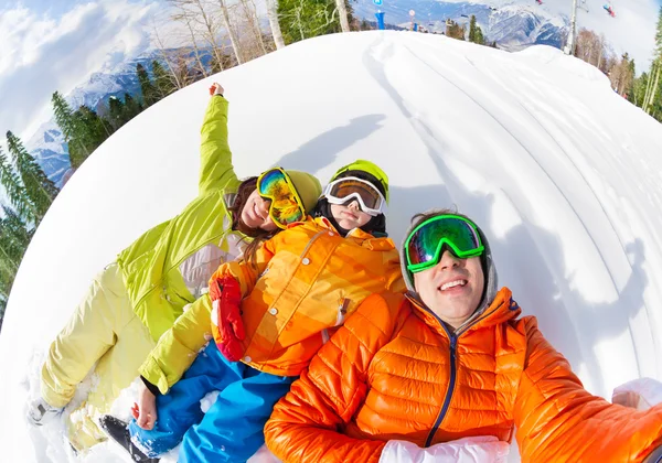 Happy family laying in snow — Stock Photo, Image