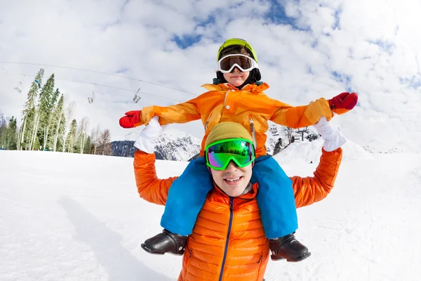 Father and son sitting on shoulders in mountain — Stock Photo, Image