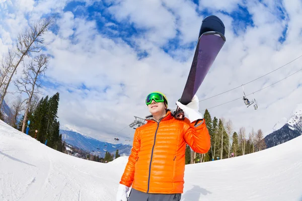 Man bär mask innehar ski — Stockfoto